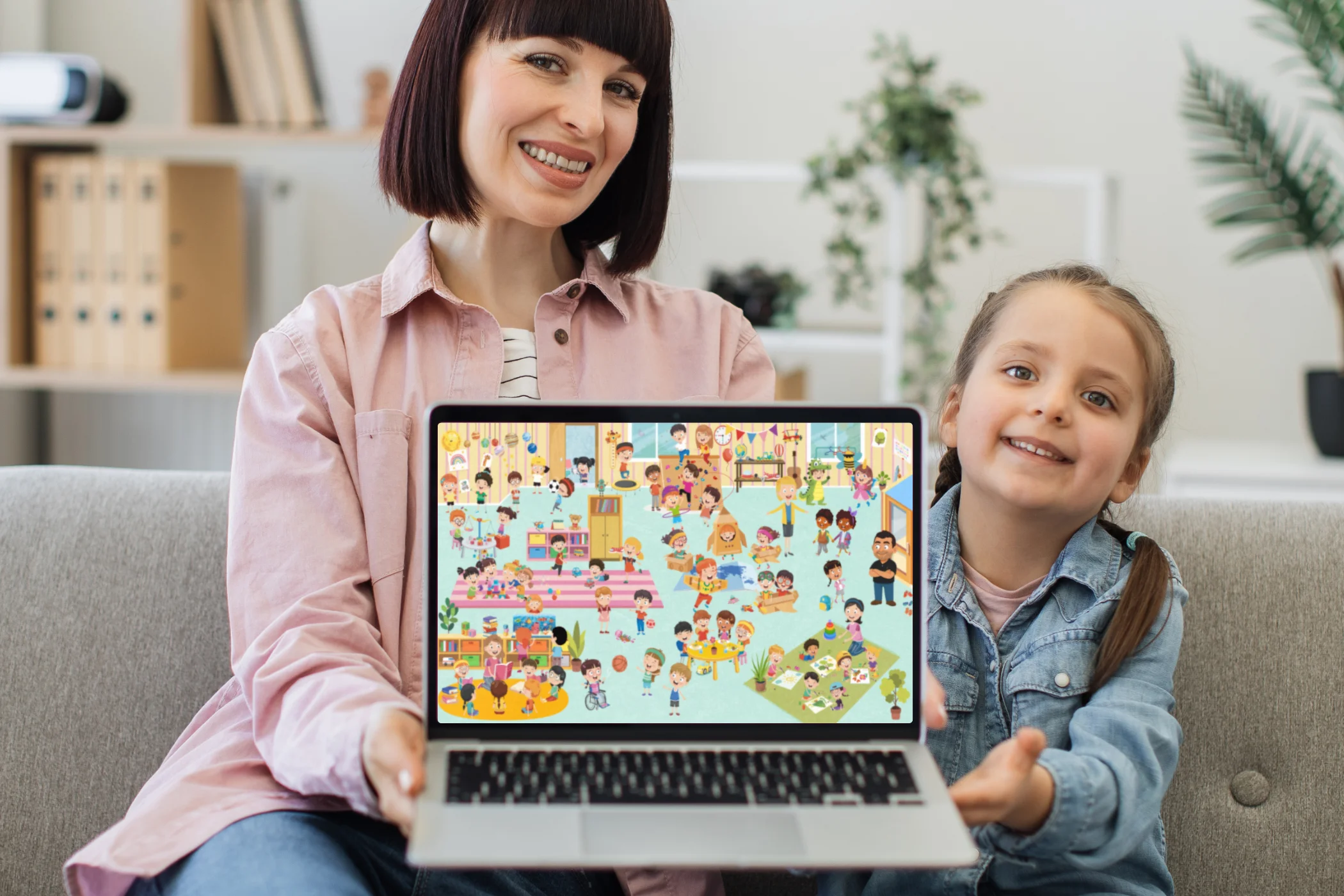 Mutter und Kind zeigen ein Laptop mit einem Wimmelbild aus dem Forschungsinstrument Kindergarten für Sprachdiagnostik im Teletherapie-Kontext.